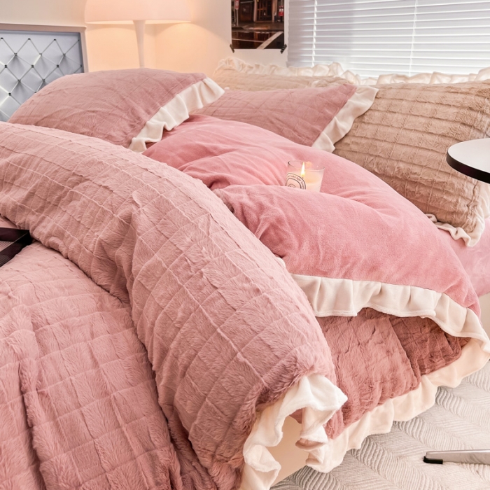 91家纺网 家纺一手货源 找家纺 金爱家 2023新款全消光牛奶绒A类纯色獭兔毛绒立体牛奶绒四件套 兔毛花边蜜粉