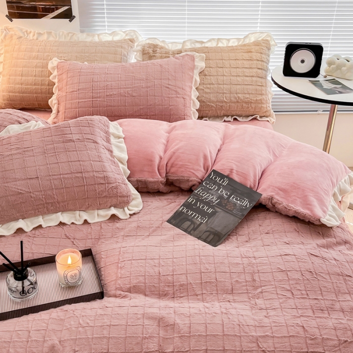 91家纺网 家纺一手货源 找家纺 金爱家 2023新款全消光牛奶绒A类纯色獭兔毛绒立体牛奶绒四件套 兔毛花边蜜粉