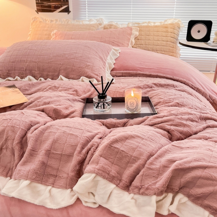 91家纺网 家纺一手货源 找家纺 金爱家 2023新款全消光牛奶绒A类纯色獭兔毛绒立体牛奶绒四件套 兔毛花边蜜粉