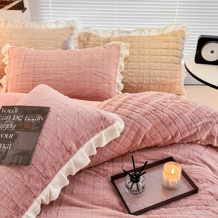 91家纺网 家纺一手货源 找家纺 金爱家 2023新款全消光牛奶绒A类纯色獭兔毛绒立体牛奶绒四件套 兔毛花边蜜粉