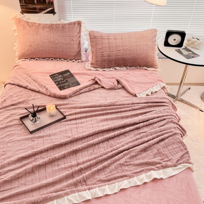 91家纺网 家纺一手货源 找家纺 金爱家 2023新款全消光牛奶绒A类纯色獭兔毛绒立体牛奶绒四件套 兔毛花边蜜粉