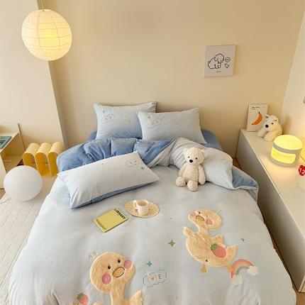 91家纺网 家纺一手货源 找家纺 蜜柚2024牛奶绒兔毛绒卡通贴布绣四件套 小黄鸭-雾蓝