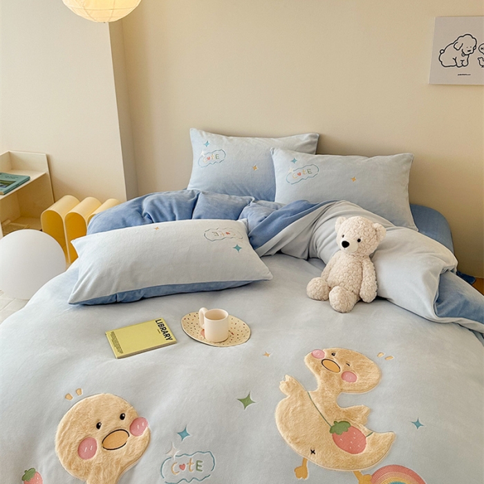 91家纺网 家纺一手货源 找家纺 蜜柚2024牛奶绒兔毛绒卡通贴布绣四件套 小黄鸭-雾蓝