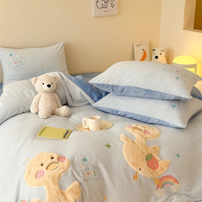 91家纺网 家纺一手货源 找家纺 蜜柚2024牛奶绒兔毛绒卡通贴布绣四件套 小黄鸭-雾蓝