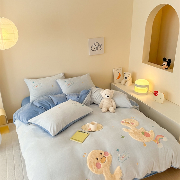 91家纺网 家纺一手货源 找家纺 蜜柚2024牛奶绒兔毛绒卡通贴布绣四件套 小黄鸭-雾蓝