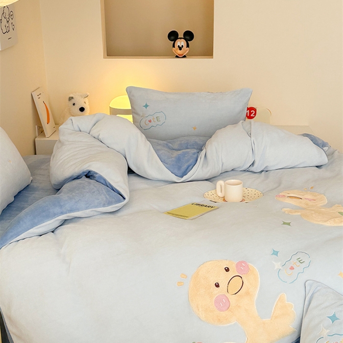 91家纺网 家纺一手货源 找家纺 蜜柚2024牛奶绒兔毛绒卡通贴布绣四件套 小黄鸭-雾蓝