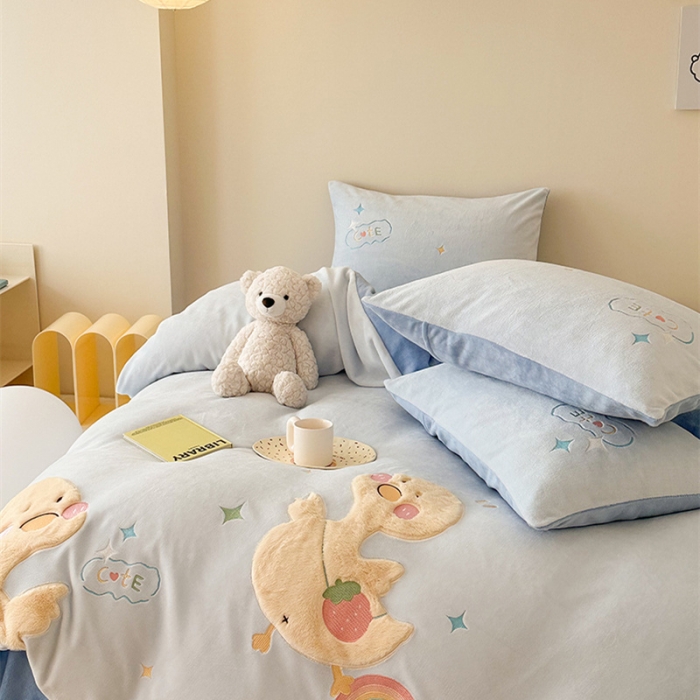 91家纺网 家纺一手货源 找家纺 蜜柚2024牛奶绒兔毛绒卡通贴布绣四件套 小黄鸭-雾蓝