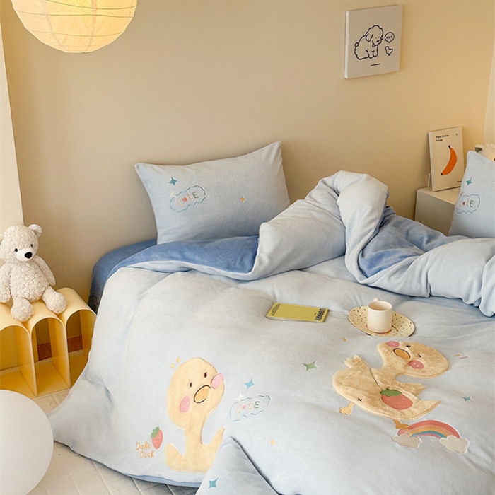 91家纺网 家纺一手货源 找家纺 蜜柚2024牛奶绒兔毛绒卡通贴布绣四件套 小黄鸭-雾蓝