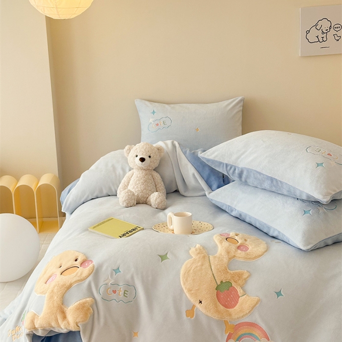 91家纺网 家纺一手货源 找家纺 蜜柚2024牛奶绒兔毛绒卡通贴布绣四件套 小黄鸭-雾蓝