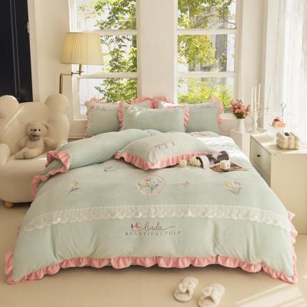 91家纺网 家纺一手货源 找家纺 卡初 2023新款牛奶绒花影系列绣花四件套 花影--新雅绿