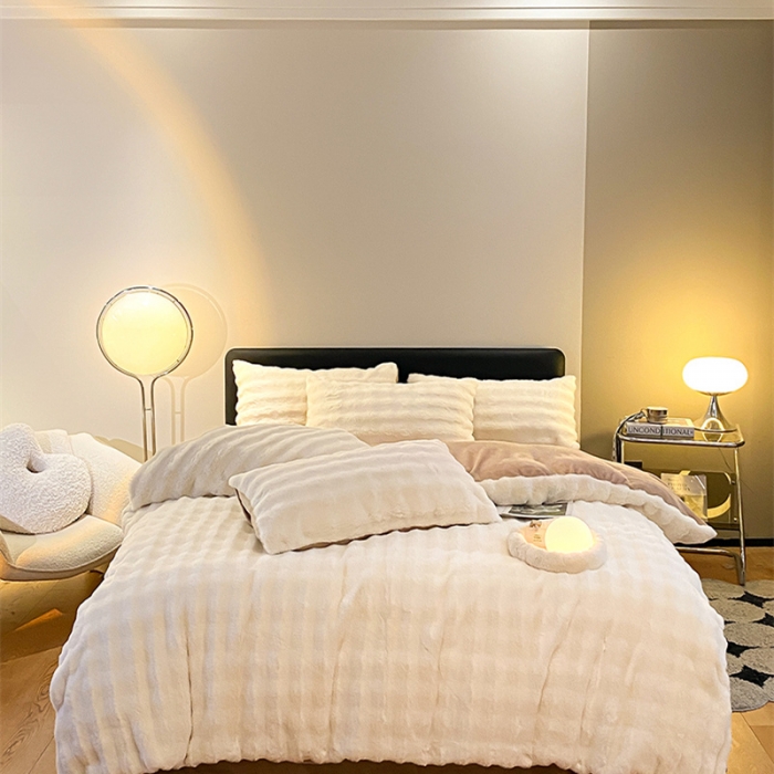 91家纺网 家纺一手货源 找家纺 澳梵 2023新款【极简浪漫】渲染系列-托斯卡纳皮草四件套 舒芙蕾-白卡其