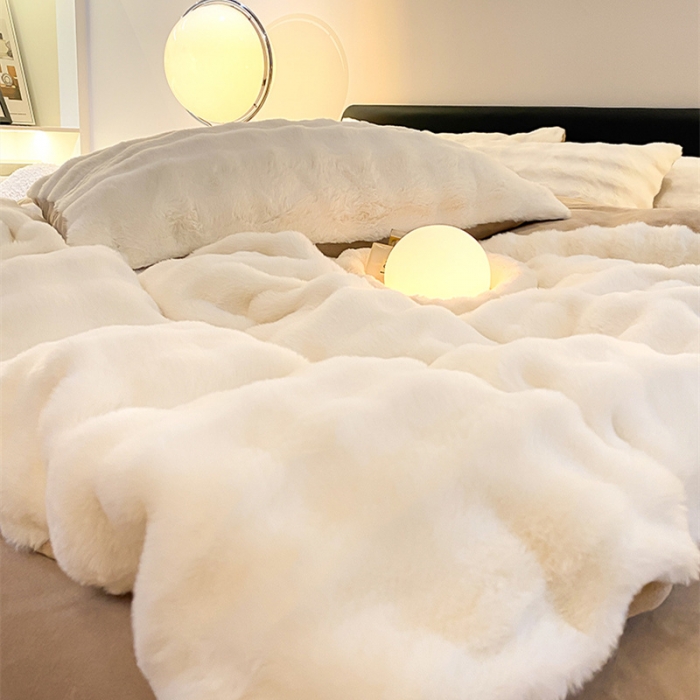 91家纺网 家纺一手货源 找家纺 澳梵 2023新款【极简浪漫】渲染系列-托斯卡纳皮草四件套 舒芙蕾-白卡其