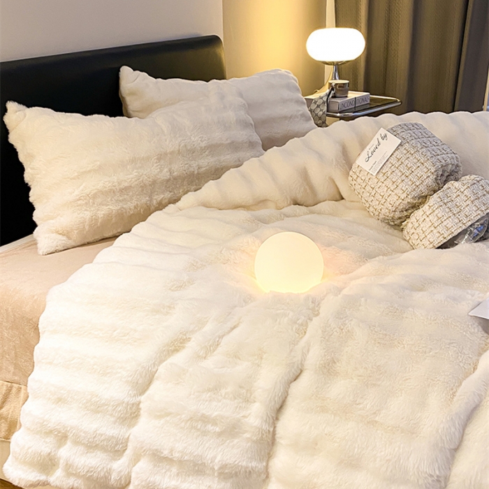 91家纺网 家纺一手货源 找家纺 澳梵 2023新款【极简浪漫】渲染系列-托斯卡纳皮草四件套 舒芙蕾-白卡其