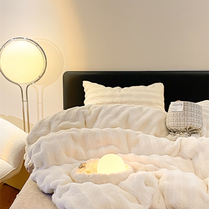 91家纺网 家纺一手货源 找家纺 澳梵 2023新款【极简浪漫】渲染系列-托斯卡纳皮草四件套 舒芙蕾-白卡其