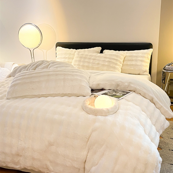 91家纺网 家纺一手货源 找家纺 澳梵 2023新款【极简浪漫】渲染系列-托斯卡纳皮草四件套 舒芙蕾-高级白