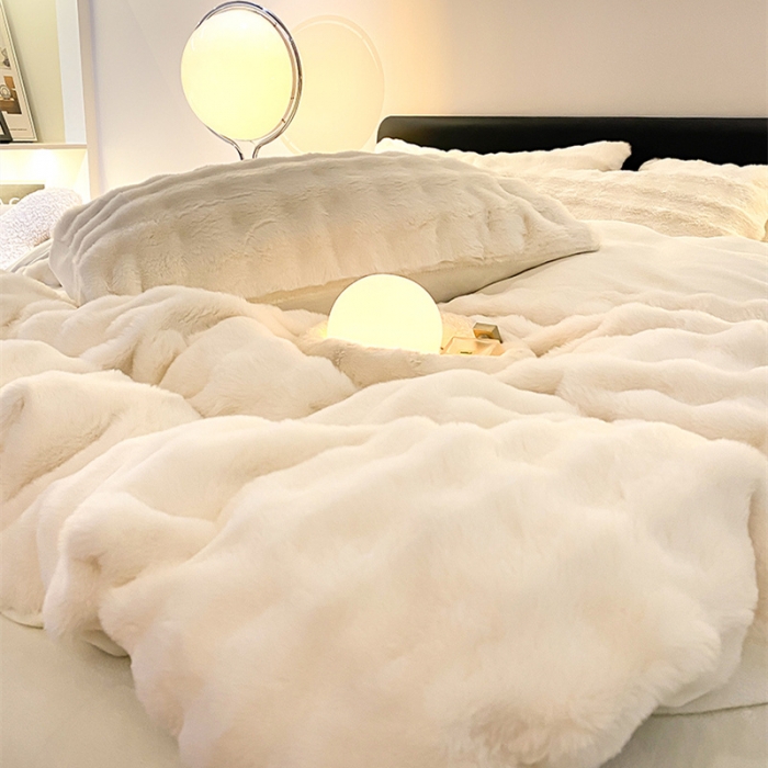 91家纺网 家纺一手货源 找家纺 澳梵 2023新款【极简浪漫】渲染系列-托斯卡纳皮草四件套 舒芙蕾-高级白