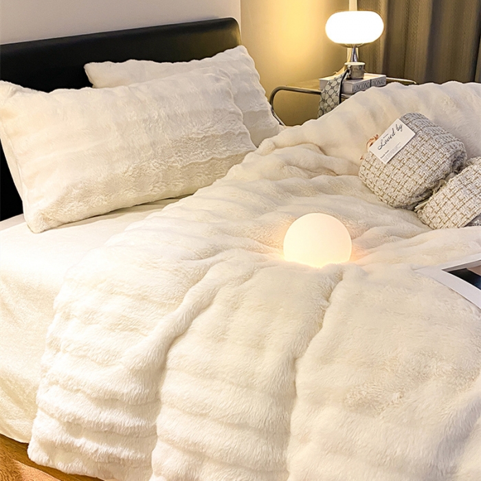 91家纺网 家纺一手货源 找家纺 澳梵 2023新款【极简浪漫】渲染系列-托斯卡纳皮草四件套 舒芙蕾-高级白