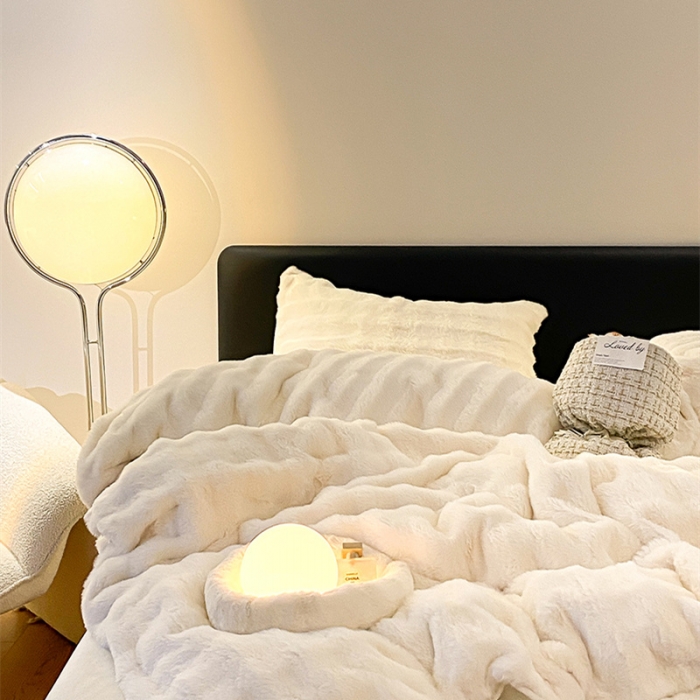 91家纺网 家纺一手货源 找家纺 澳梵 2023新款【极简浪漫】渲染系列-托斯卡纳皮草四件套 舒芙蕾-高级白