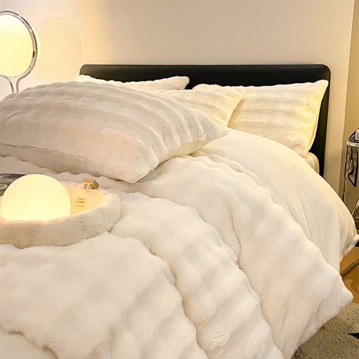 91家纺网 家纺一手货源 找家纺 澳梵 2023新款【极简浪漫】渲染系列-托斯卡纳皮草四件套 舒芙蕾-高级白