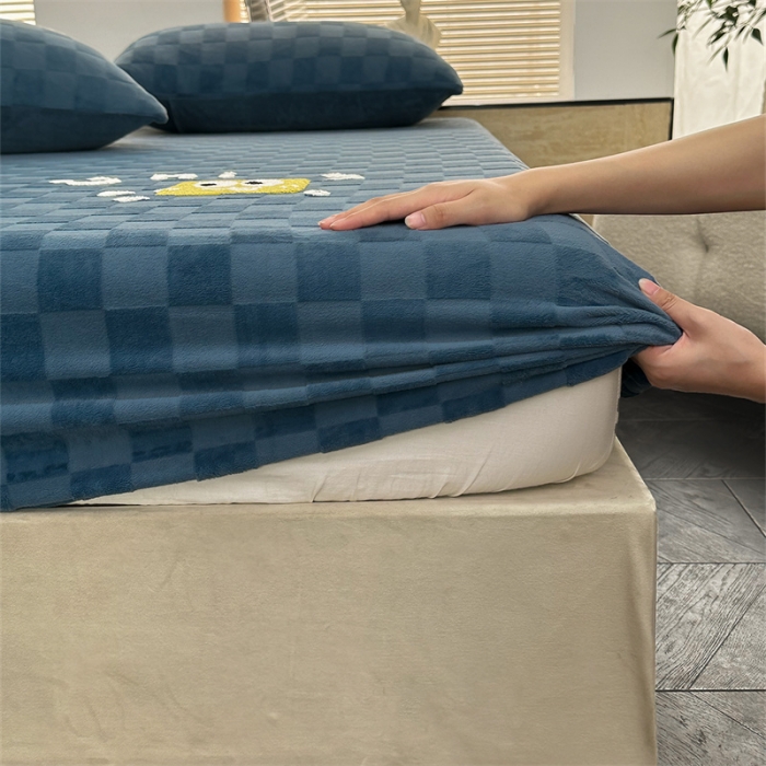 91家纺网 家纺一手货源 找家纺 洋铭区（原狠狠爱）2023新款华夫格单品绒床笠 清格 蓝