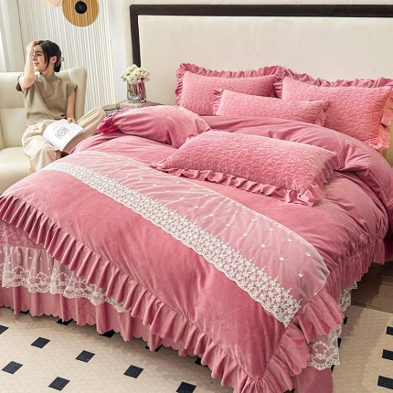 91家纺网 家纺一手货源 找家纺 苏米娜11斤高克重婴儿绒夹棉床盖四件套牛奶绒贴布绣花刺绣蕾丝床盖床裙款