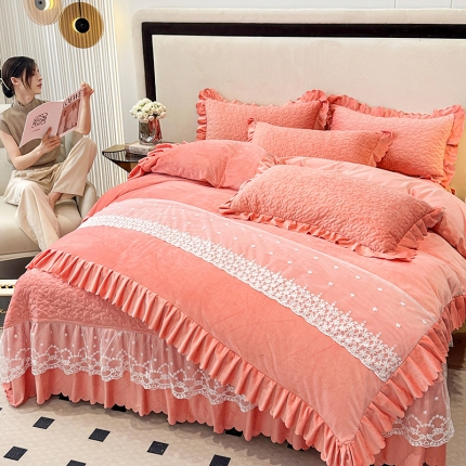 91家纺网 家纺一手货源 找家纺 苏米娜11斤高克重婴儿绒夹棉床盖四件套牛奶绒贴布绣花刺绣蕾丝床盖床裙款