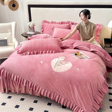 91家纺网 家纺一手货源 找家纺 苏米娜11斤高克重婴儿绒夹棉床盖四件套牛奶绒贴布绣花刺绣蕾丝床盖床裙款