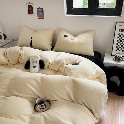 91家纺网 家纺一手货源 找家纺 山茶家纺 2023新款黑色系毛巾绣纯色牛奶绒四件套 黑色系-黄黑