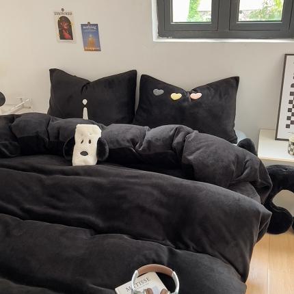 91家纺网 家纺一手货源 找家纺 山茶家纺 2023新款黑色系毛巾绣纯色牛奶绒四件套 黑色系-黑+蓝