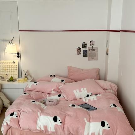 91家纺网 家纺一手货源 找家纺 桃喜 2024新款230g高克重牛奶绒卡通四件套 粉红小狗