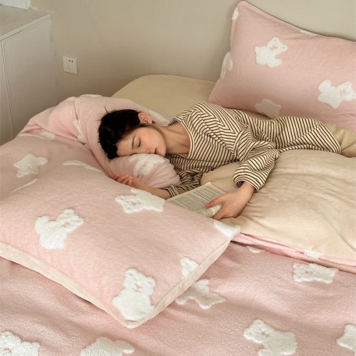 91家纺网 家纺一手货源 找家纺 (总) 棉眠 2023新款冬日熊提花牛奶绒系列四件套