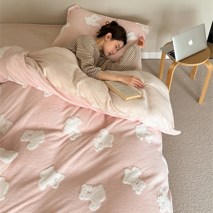 91家纺网 家纺一手货源 找家纺 (总) 棉眠 2023新款冬日熊提花牛奶绒系列四件套