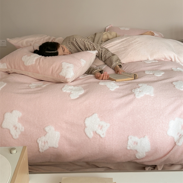 91家纺网 家纺一手货源 找家纺 棉眠 2023新款冬日熊提花牛奶绒系列四件套 冬日熊-粉