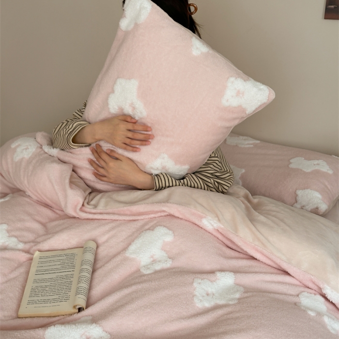 91家纺网 家纺一手货源 找家纺 棉眠 2023新款冬日熊提花牛奶绒系列四件套 冬日熊-粉