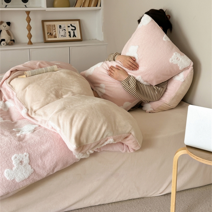 91家纺网 家纺一手货源 找家纺 棉眠 2023新款冬日熊提花牛奶绒系列四件套 冬日熊-粉