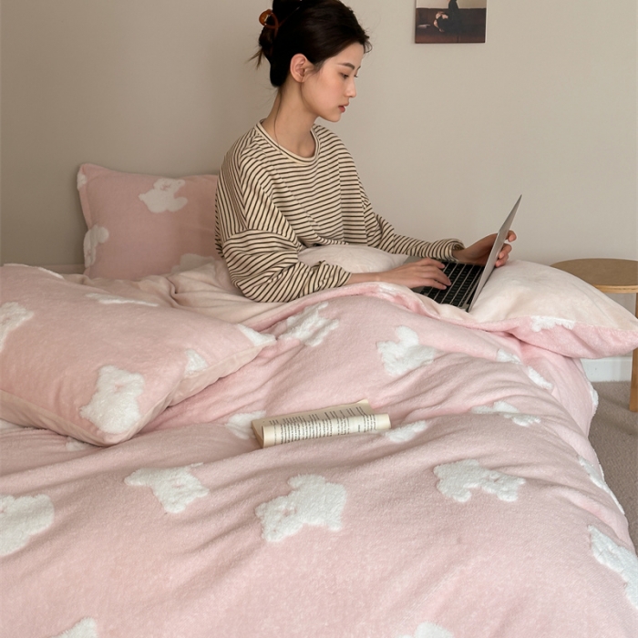 91家纺网 家纺一手货源 找家纺 棉眠 2023新款冬日熊提花牛奶绒系列四件套 冬日熊-粉