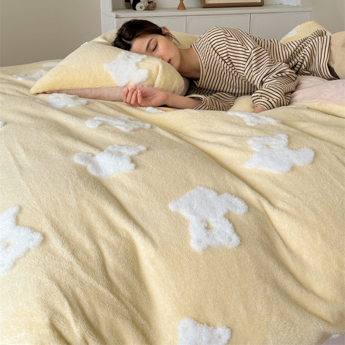 91家纺网 家纺一手货源 找家纺 棉眠 2023新款冬日熊提花牛奶绒系列四件套 冬日熊-黄