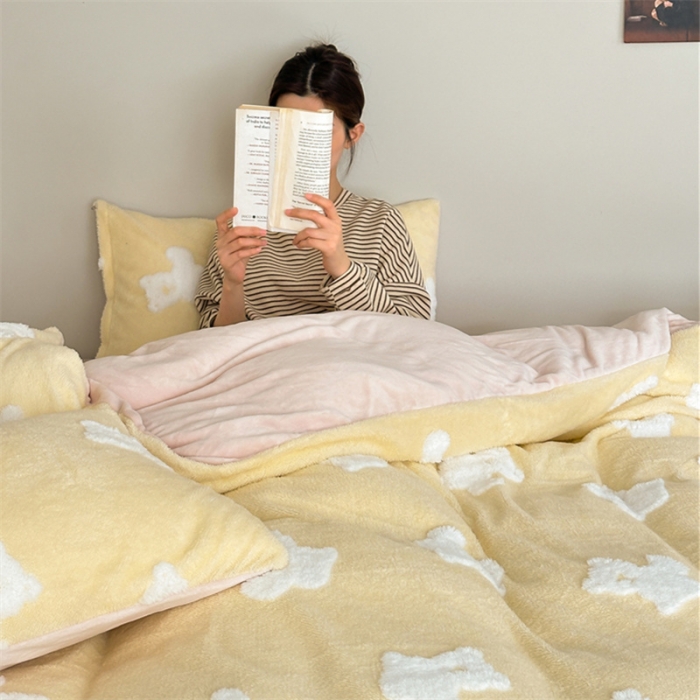 91家纺网 家纺一手货源 找家纺 棉眠 2023新款冬日熊提花牛奶绒系列四件套 冬日熊-黄