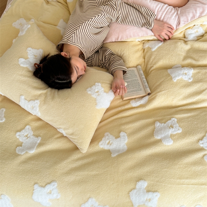 91家纺网 家纺一手货源 找家纺 棉眠 2023新款冬日熊提花牛奶绒系列四件套 冬日熊-黄