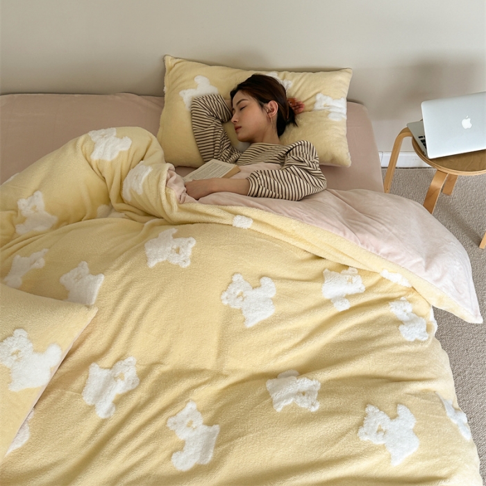 91家纺网 家纺一手货源 找家纺 棉眠 2023新款冬日熊提花牛奶绒系列四件套 冬日熊-黄