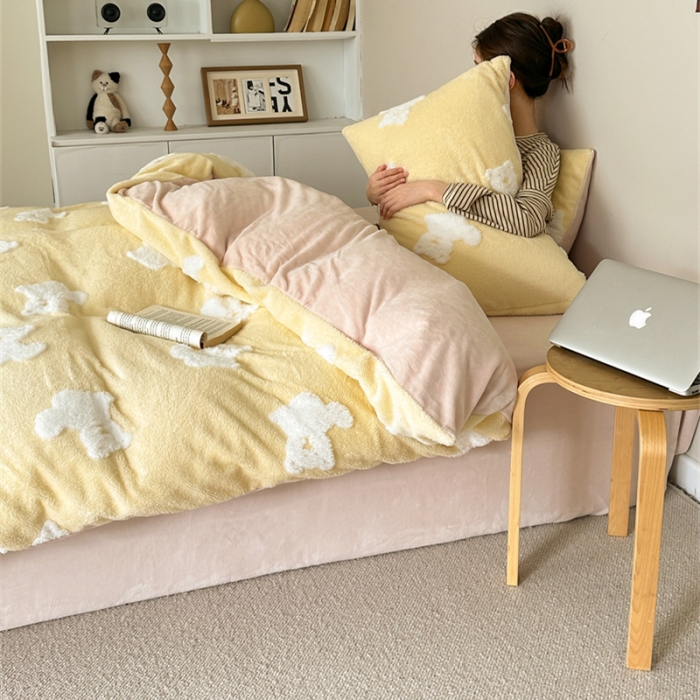 91家纺网 家纺一手货源 找家纺 棉眠 2023新款冬日熊提花牛奶绒系列四件套 冬日熊-黄