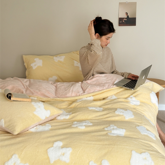 91家纺网 家纺一手货源 找家纺 棉眠 2023新款冬日熊提花牛奶绒系列四件套 冬日熊-黄