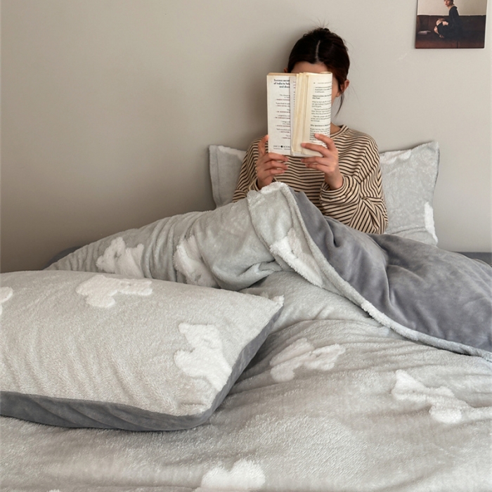 91家纺网 家纺一手货源 找家纺 棉眠 2023新款冬日熊提花牛奶绒系列四件套 冬日熊-灰