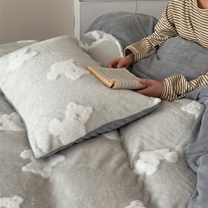 91家纺网 家纺一手货源 找家纺 棉眠 2023新款冬日熊提花牛奶绒系列四件套 冬日熊-灰