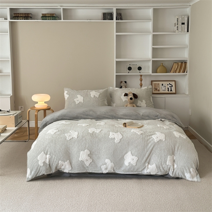 91家纺网 家纺一手货源 找家纺 棉眠 2023新款冬日熊提花牛奶绒系列四件套 冬日熊-灰