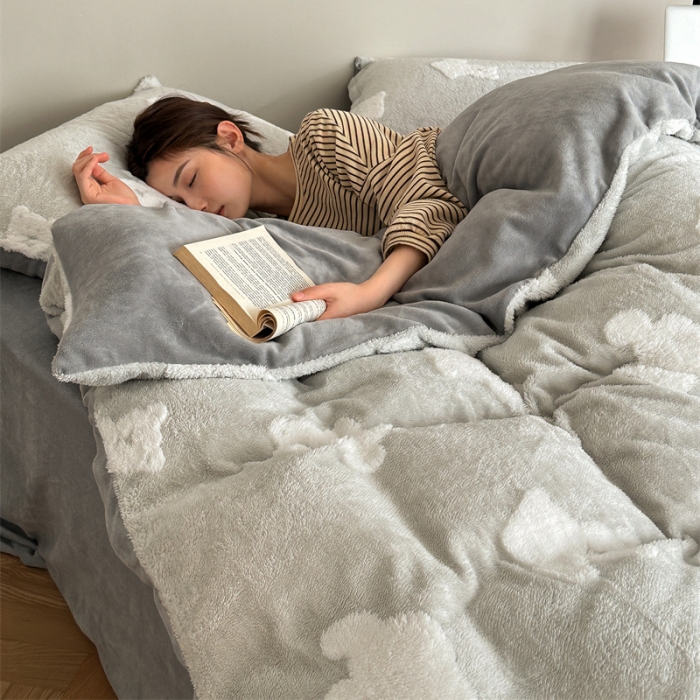 91家纺网 家纺一手货源 找家纺 棉眠 2023新款冬日熊提花牛奶绒系列四件套 冬日熊-灰