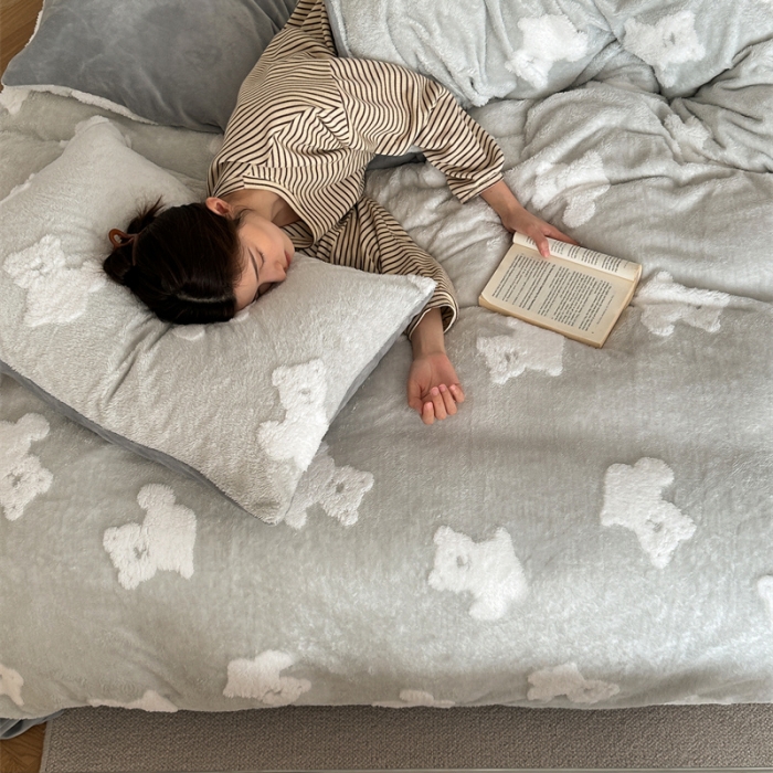 91家纺网 家纺一手货源 找家纺 棉眠 2023新款冬日熊提花牛奶绒系列四件套 冬日熊-灰