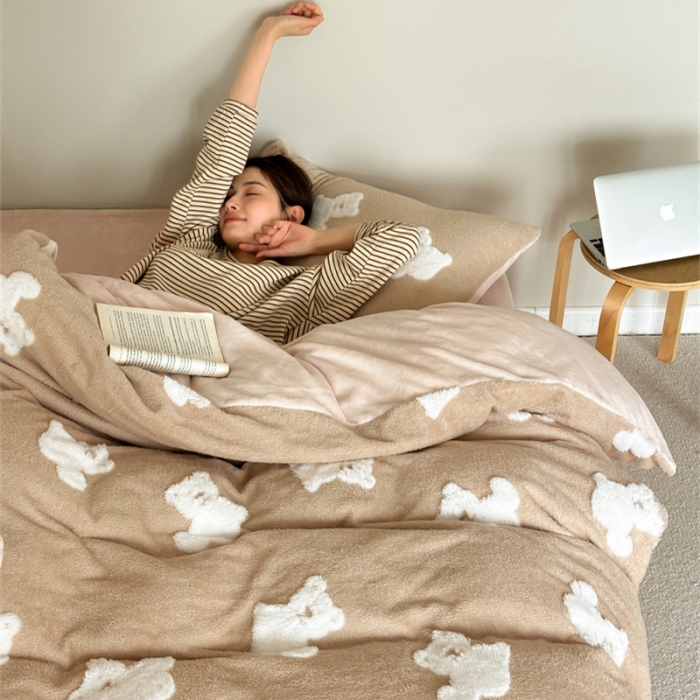 91家纺网 家纺一手货源 找家纺 棉眠 2023新款冬日熊提花牛奶绒系列四件套 冬日熊-咖