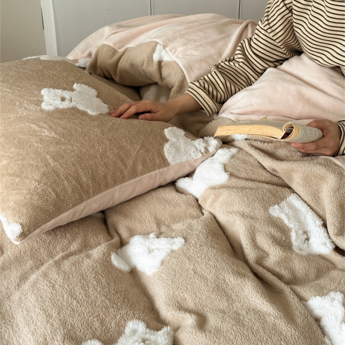 91家纺网 家纺一手货源 找家纺 棉眠 2023新款冬日熊提花牛奶绒系列四件套 冬日熊-咖