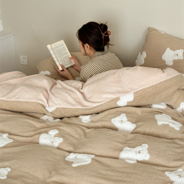 91家纺网 家纺一手货源 找家纺 棉眠 2023新款冬日熊提花牛奶绒系列四件套 冬日熊-咖